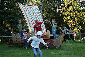 Kinder am Abenteuerspielplatz